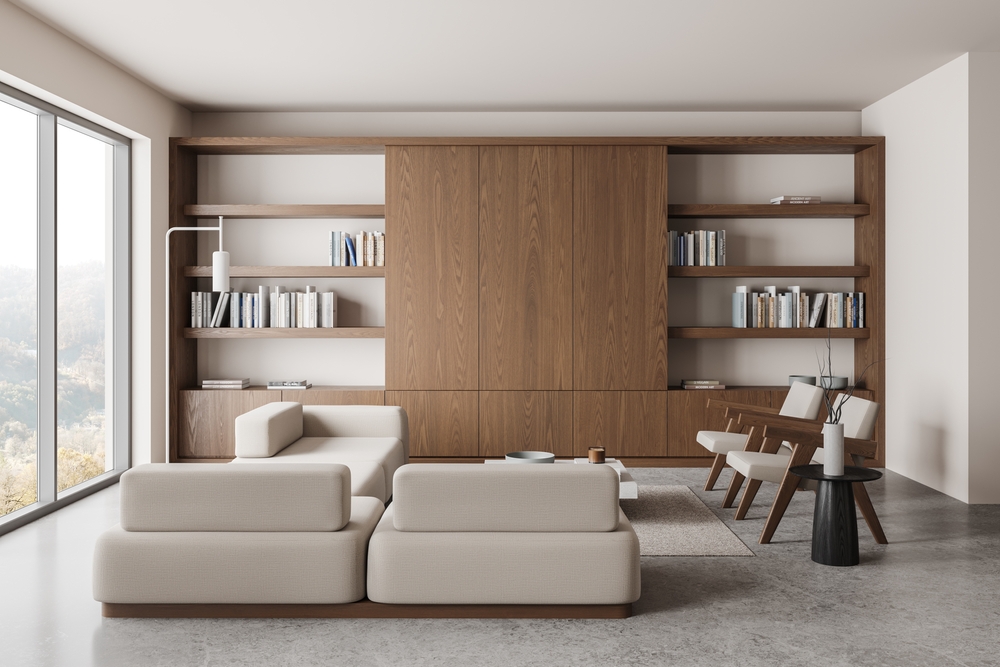 Woonkamer met maatwerk wandkast en open boekenplanken in eiken