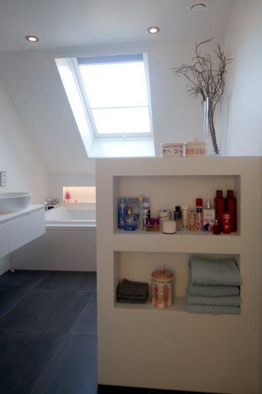 Badkamer met nis en dakraam in Reeuwijk