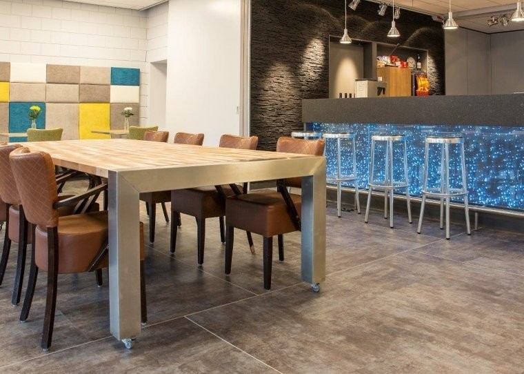 Ingerichte ruimte met maatwerk tafel en bar