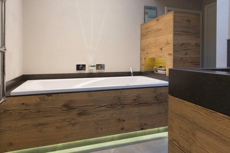 Badkamer met bad en eiken ombouw in Stolwijk